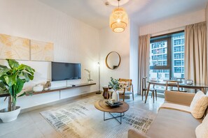 Smart TV - Cozy 1BR Getaway in Sparkle Tower 3, Dubai Marina (Dubai)