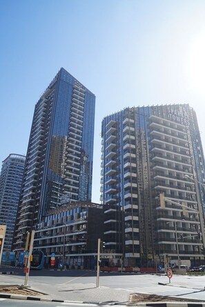 Exterior - Cozy 1BR Getaway in Sparkle Tower 3, Dubai Marina (Dubai)