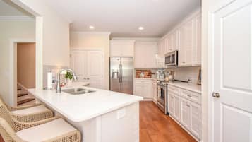 雪櫃、微波爐、焗爐、爐具