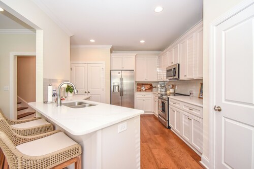 Southern Charmer in Auburn, condo sleeps 8! Comes w/gameday parking pass!