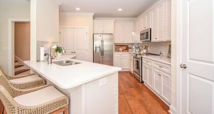 Southern Charmer in Auburn, condo sleeps 8! Comes w/gameday parking pass!