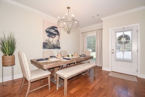 Dining - Southern Charmer in Auburn, condo sleeps 8! Comes w/gameday parking pass! (Auburn)