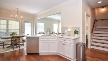 雪櫃、微波爐、焗爐、爐具