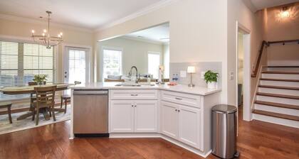 Southern Charmer in Auburn, condo sleeps 8! Comes w/gameday parking pass!