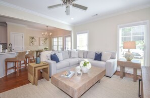 Smart TV - Southern Charmer in Auburn, condo sleeps 8! Comes w/gameday parking pass! (Auburn)