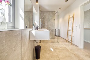 A modern bathroom with a large sink, mirror, and shower area. - Ferienhaus in Fuhlendorf am Boddenhafen (Fuhlendorf)
