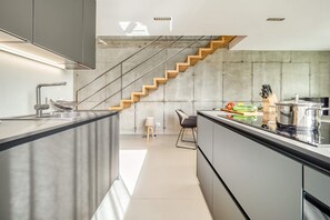 Réfrigérateur, micro-ondes, four, plaque de cuisson