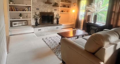Two-mile Getaway. 3 bedroom house in quiet neighborhood in the country