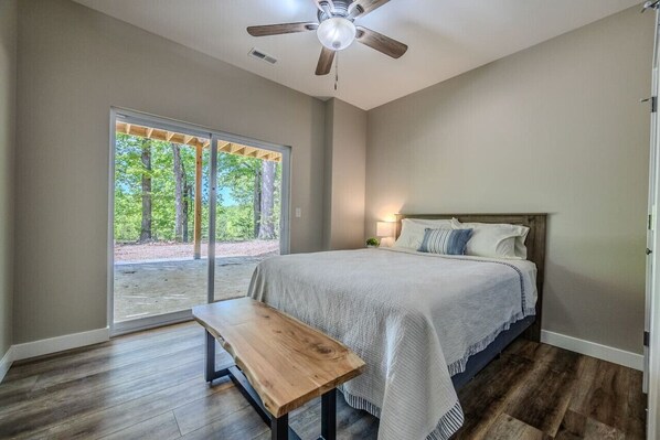 Fer et planche à repasser, lit parapluie, Wi-Fi, draps fournis