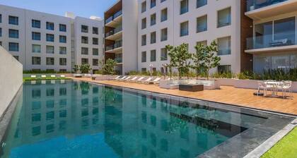 Modern 2-bedroom apartment in amazing Cabo San Lucas w/ hot tub, pool and Gym