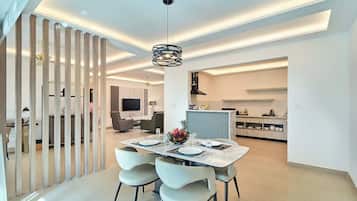 Lemari es, microwave, ketel listrik, dan pemanggang roti