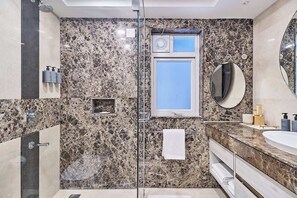Shower, designer toiletries, hair dryer, towels - GoSavvy Executive Residences - Three Bedroom  (Bengaluru)