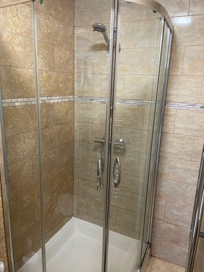 Suihku, pyyhkeet, vessapaperi