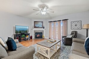 TV connectée, cheminée, lecteur de DVD