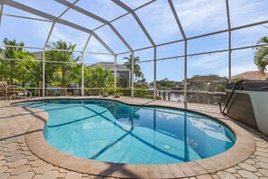 Una piscina al aire libre, una piscina climatizada