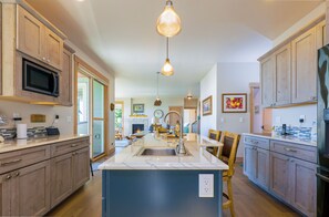 Fridge, microwave, stovetop, dishwasher - Broadview Inn ~ Rejuvenation Haven Surrounded by Ocean Views (Oceanside)