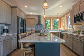 Fridge, microwave, stovetop, dishwasher