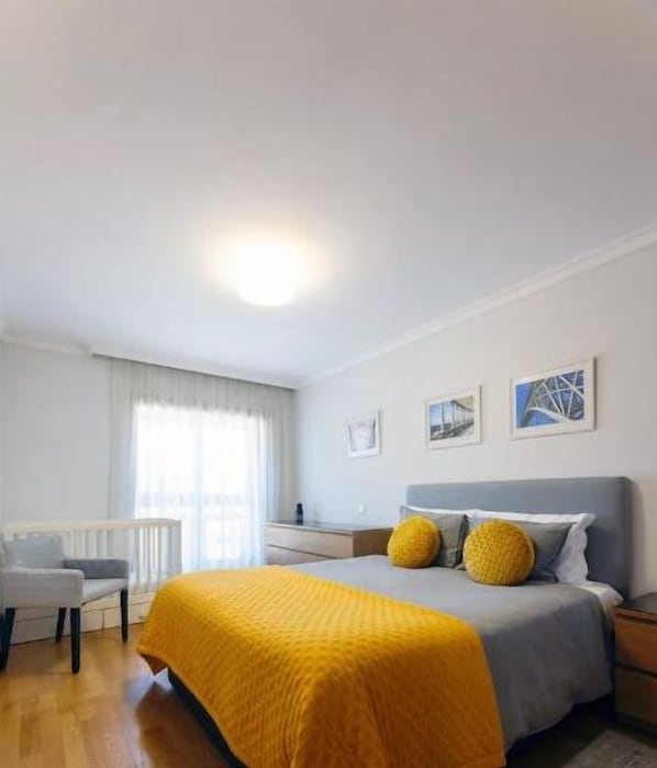 2 habitaciones, tabla de planchar con plancha, wifi y ropa de cama 