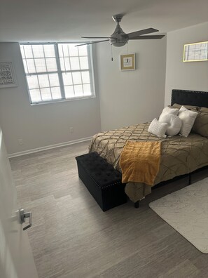 2 bedrooms, iron/ironing board, WiFi, bed sheets - Charming 2-bedroom apartment in beautiful Columbia with AC, WiFi.  (Columbia)