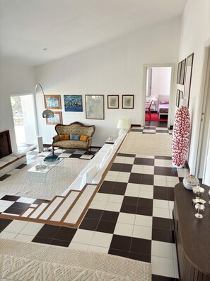 3 quartos, escrivaninha, ferros/tábuas de passar roupa