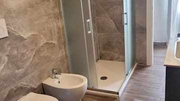 Haartrockner, Bidet, Handtücher, Seife
