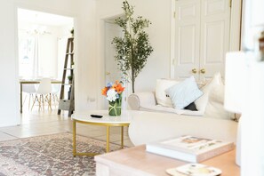 Smart TV, books, computer monitors - Family-Friendly Furnished Home in Downtown Durham (Durham)