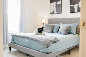 3 bedrooms, desk, iron/ironing board, free WiFi - Family-Friendly Furnished Home in Downtown Durham (Durham)