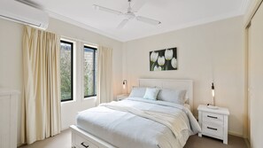 3 habitaciones, tabla de planchar con plancha y cuna de viaje 