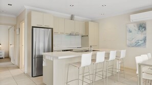 Refrigerador, microondas, horno, placa de cocina