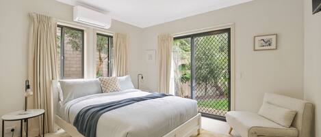 3 bedrooms, iron/ironing board, travel crib, internet