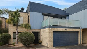 A modern two-story house with a garage, a balcony, and a well-maintained garden. - El Penguini in Cowes (Cowes)