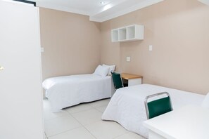 Slaapzaal, uitzicht op stad | Woonruimte