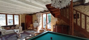 Smart TV, caminetto, lettore DVD, tavolo da calcetto