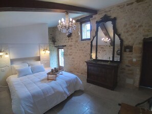 5 soverom, skrivebord, strykejern/-brett og reiseseng for barn