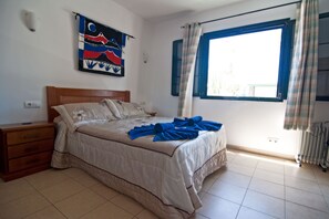 3 bedrooms, iron/ironing board, WiFi, bed sheets - Casa Palmeras, Playa Blanca, Lanzarote (Playa Blanca)