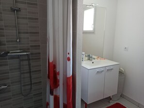 Séchoir à cheveux, serviettes fournies