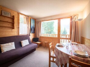 TV - 5m from ski slopes, 10th floor, view mountain/valley, balcony, tv, ski locker, 27m², Valmorel (Valmorel)