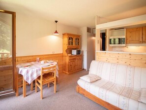 Dining - 5m from ski slopes, 10th floor, view mountain/valley, balcony, tv, ski locker, 27m², Valmorel (Valmorel)
