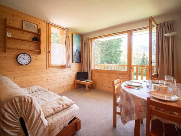View from property - 5m from ski slopes, 10th floor, view mountain/valley, balcony, tv, ski locker, 27m², Valmorel (Valmorel)