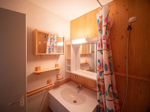 Bathroom - 5m from ski slopes, 10th floor, view mountain/valley, balcony, tv, ski locker, 27m², Valmorel (Valmorel)