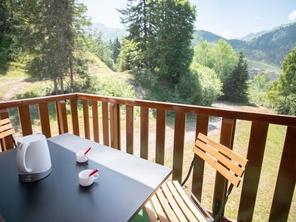 Outdoor dining - 5m from ski slopes, 10th floor, view mountain/valley, balcony, tv, ski locker, 27m², Valmorel (Valmorel)