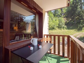 Outdoor dining - 5m from ski slopes, 10th floor, view mountain/valley, balcony, tv, ski locker, 27m², Valmorel (Valmorel)