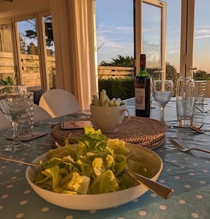 Dining - Coast Cottage - stunning sea views & large garden. Dog friendly family home (Mawgan Porth)