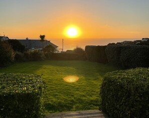 Property grounds - Coast Cottage - stunning sea views & large garden. Dog friendly family home (Mawgan Porth)