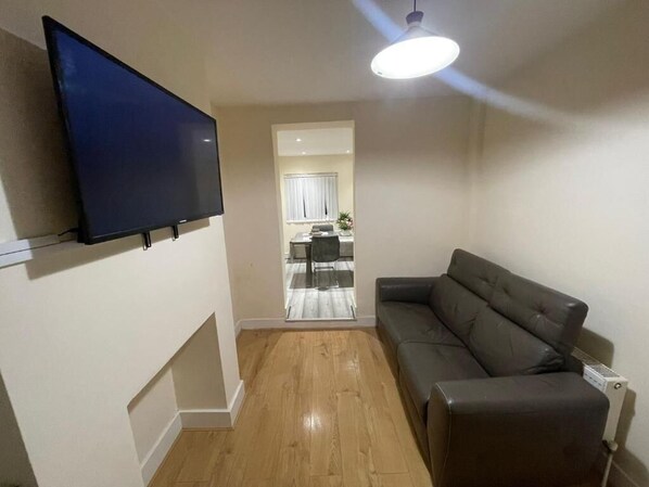 Living area - Enjoyable 1 Bedroom Apartment with Private Garden (London)