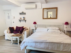 1 bedroom, iron/ironing board, travel crib, free WiFi - Bayeux, Appartement Le Clem's'right in the heart of town and tourist sites. (Bayeux)