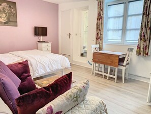 1 slaapkamer, een strijkplank/strijkijzer, reisbedje, gratis wifi