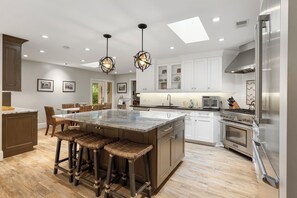 Kylskåp, mikrovågsugn, ugn och spishäll