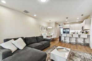 TV - HF-17528 - 4BR/3BA Modern Home | Private Pool (Clermont)