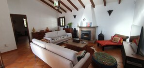 Smart TV, fireplace